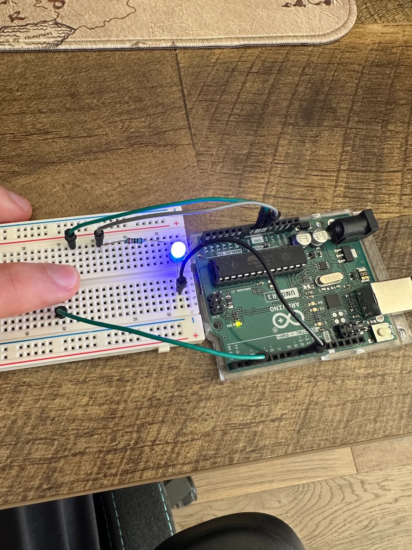Button LED, the wired breadboard
